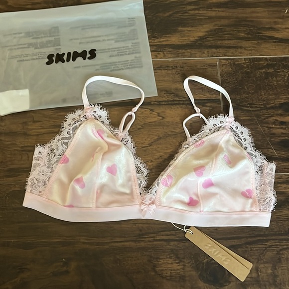 SKIMS VELVET LACE TRIANGLE BRALETTE. NWT L - Picture 5 of 6